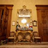 Doni e souvenir affollano l�antica consolle 